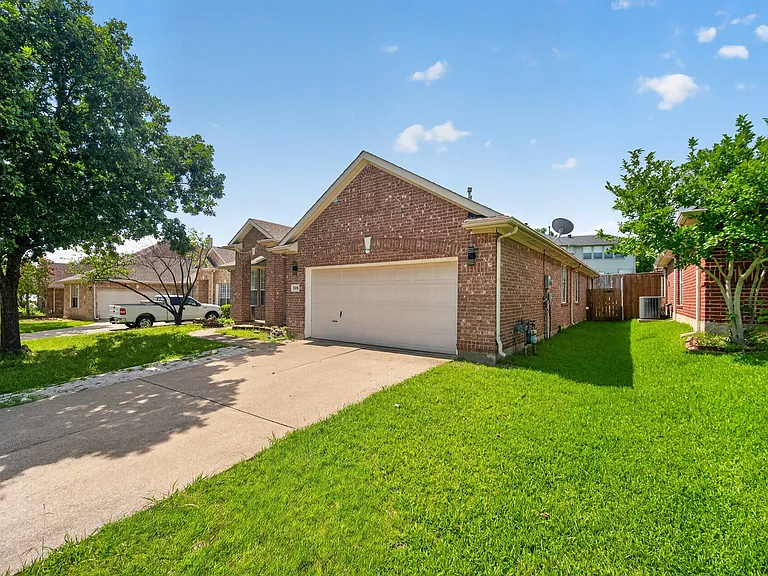 308 Keswick Ln — Photo 2