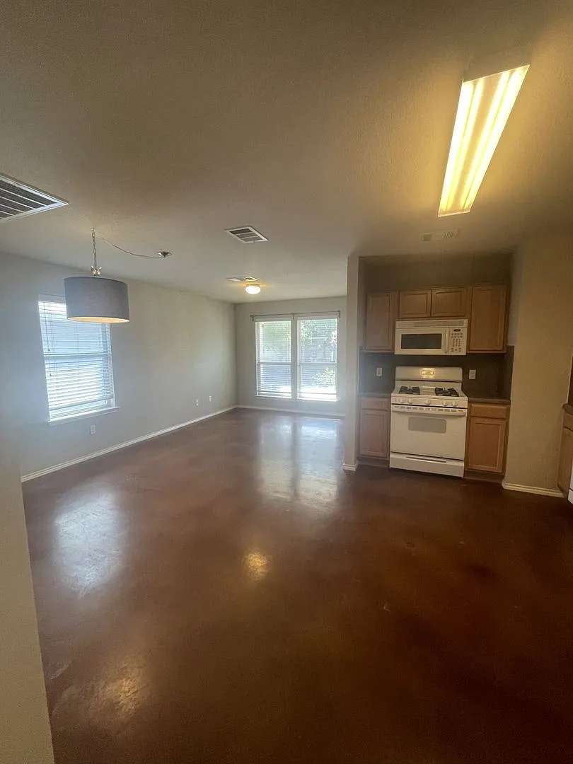 2 bedroom 1 bath adorable home — Photo 3