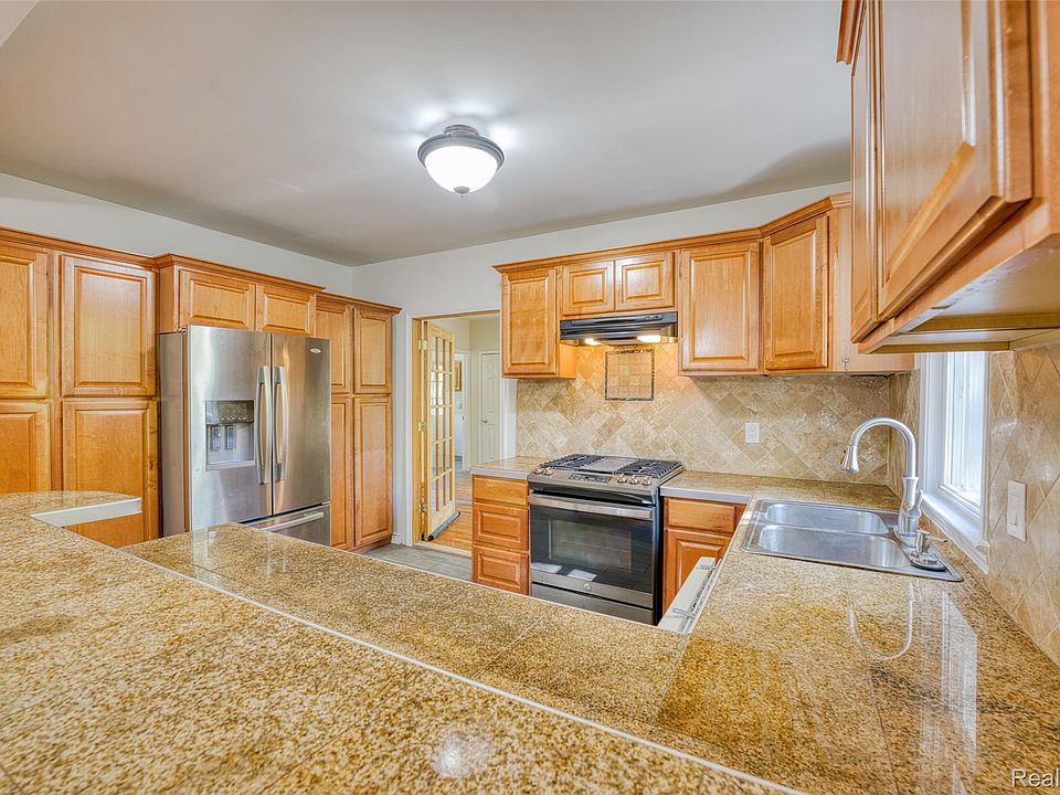 25348 Orchard Lake Rd, photo 3