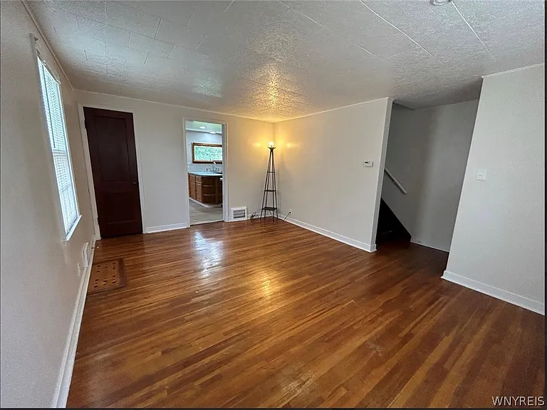 304 Wabash Ave — Photo 2