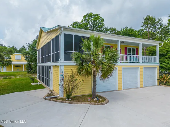 169 Vacation Ln, Waveland, MS 39576