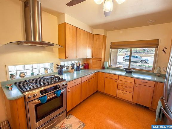 4th image of 530 W 12th St