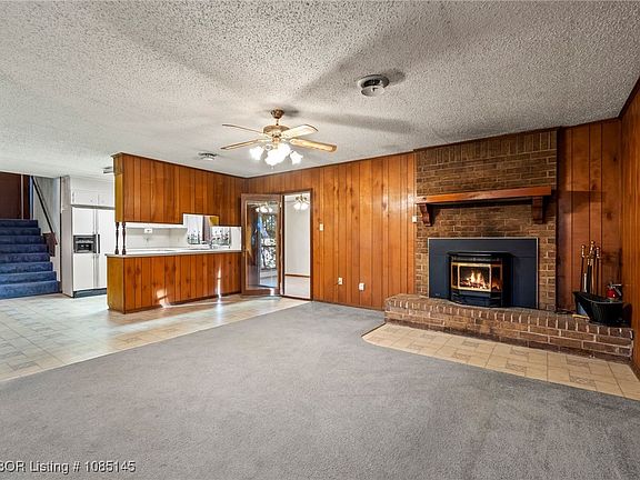 5th image of 611 Honeysuckle Ln