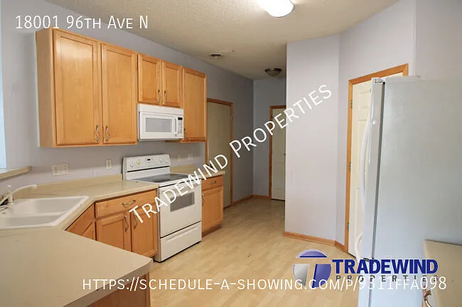 Desirable 3 Bed 1.5 Bath Townhome — Photo 2