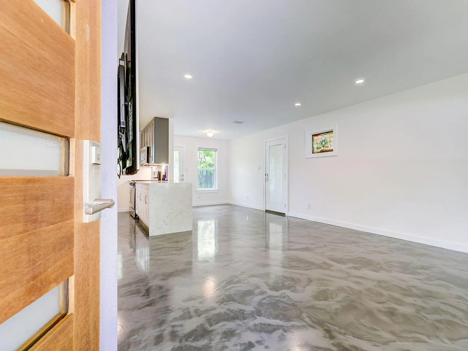 3 bed, 1.0 bath, 926 sqft, $2,750 — Photo 2