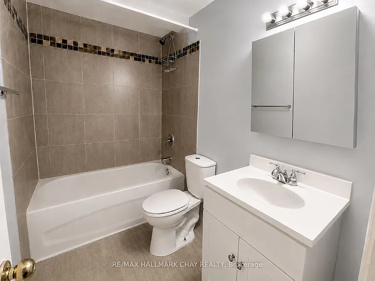 32 Stewart Ave #LOWER — Photo 4