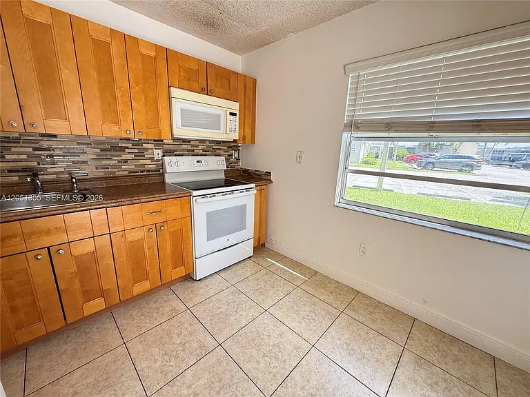 21393 NE 8th Ct #3 — Photo 21