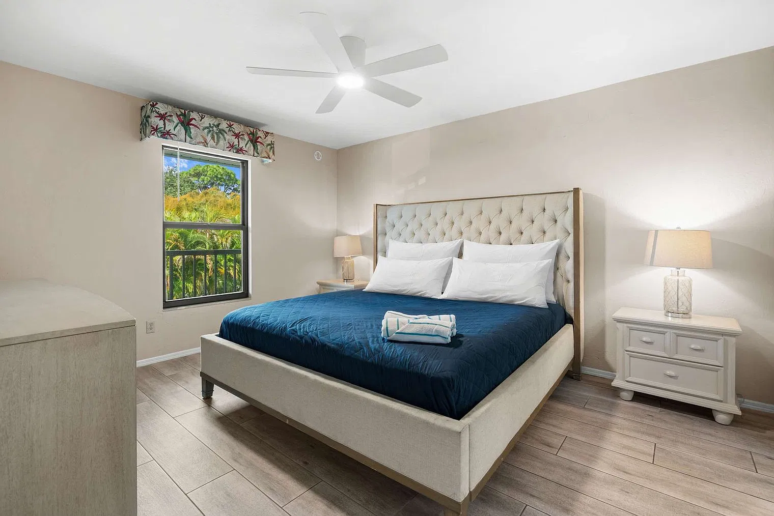 2 bed, 2.0 bath, 9117 sqft, $4,027 — Photo 2