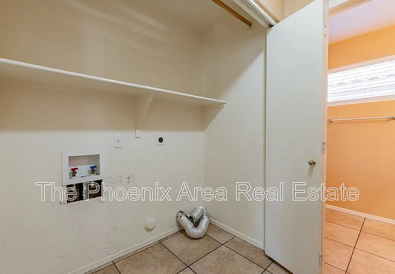 1261 N Balboa Dr — Photo 17