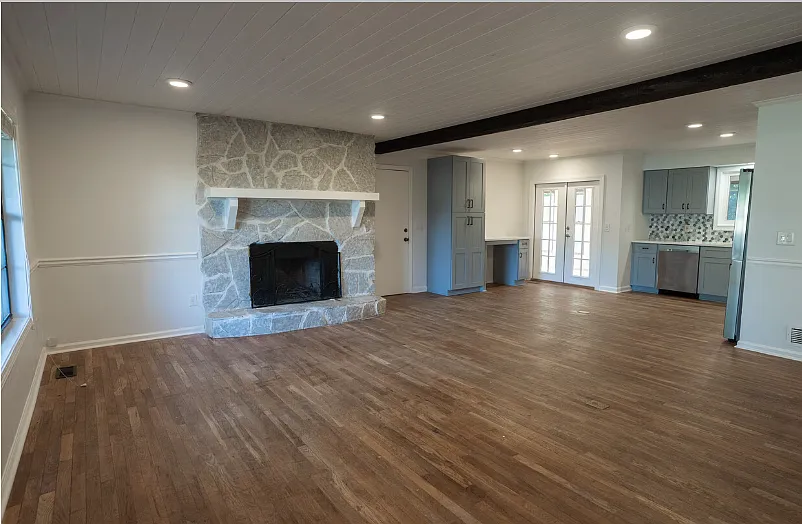 4 bed, 2500 sqft, $2,600 — Photo 2