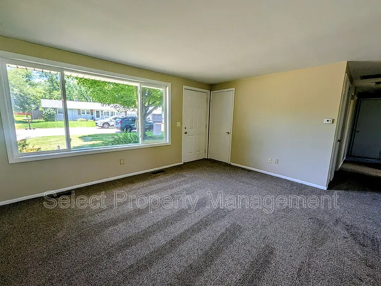 1419 Aberdeen Ln — Photo 3