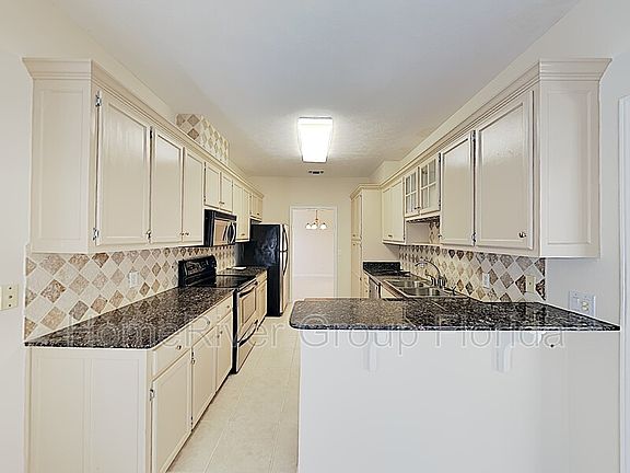 4th image of 4056 Longwood Cir