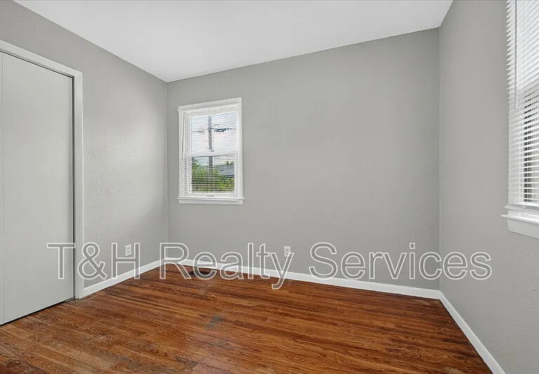 1819 Knox St — Photo 23