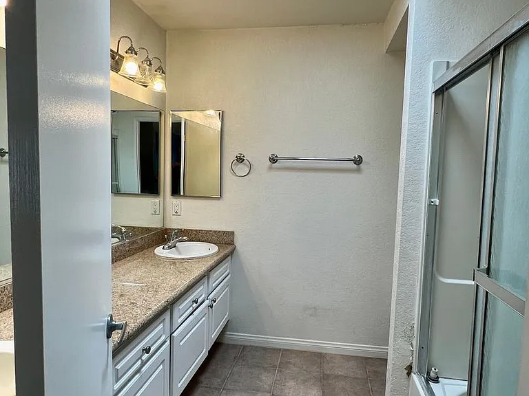 674 S Sycamore Ave — Photo 7