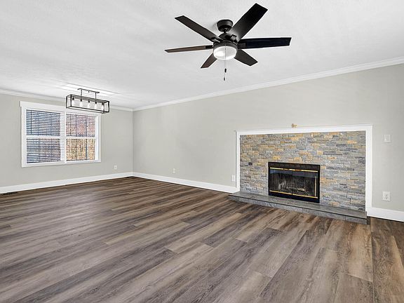 3rd image of 1050 Briar Ct