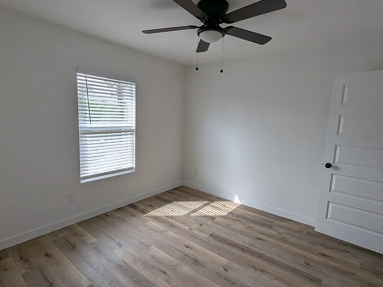 2105 Vista Rosa #B — Photo 13
