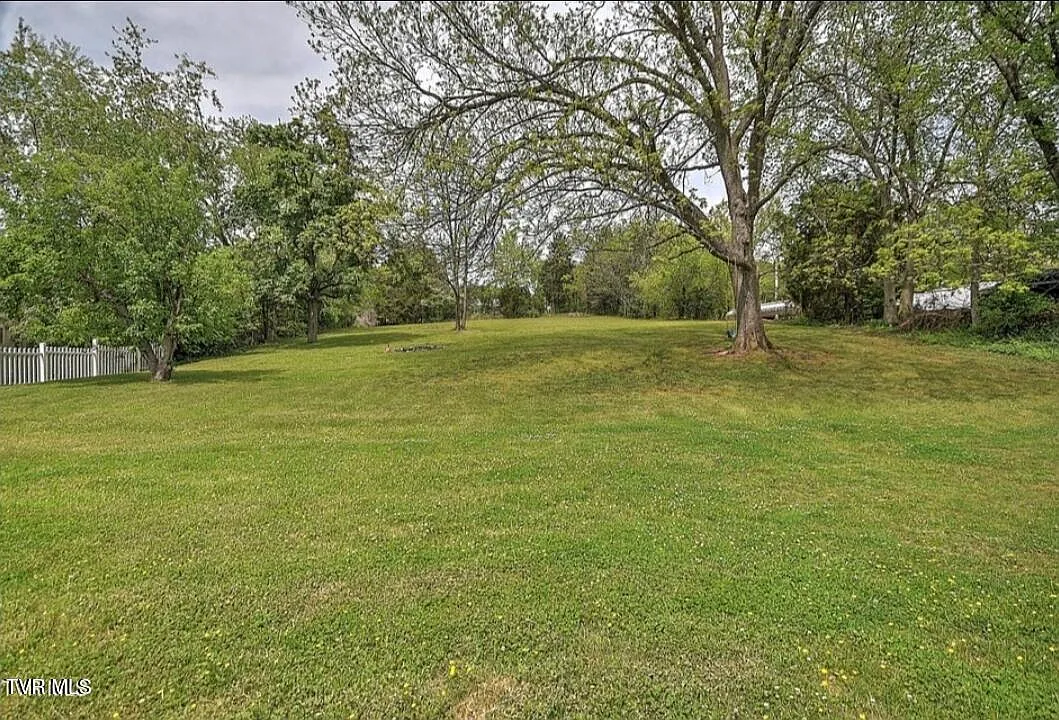 2 bed, 1.0 bath, 816 sqft, $1,050 — Photo 4