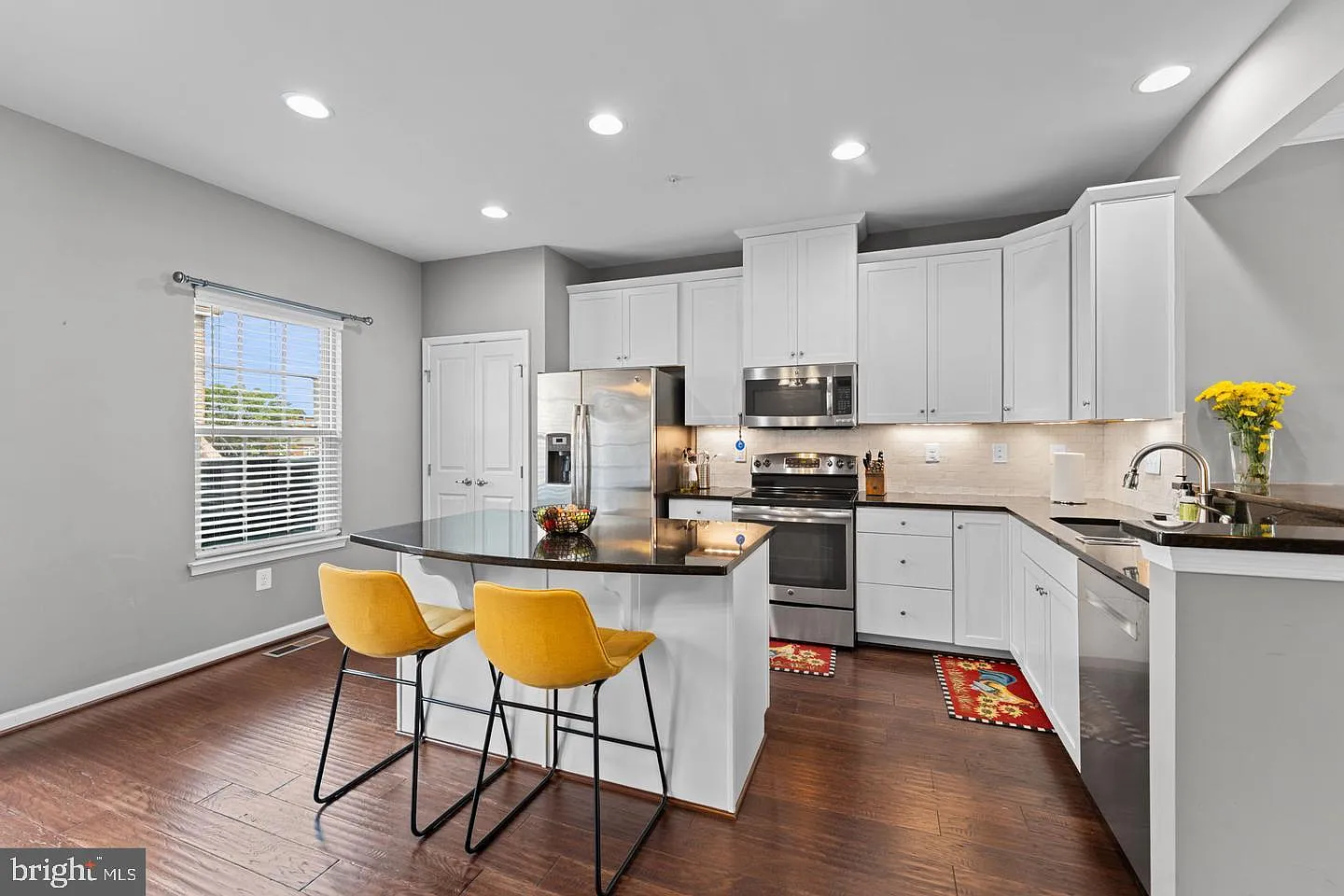 4 bed, 3.5 bath, 2472 sqft, $3,200 — Photo 3