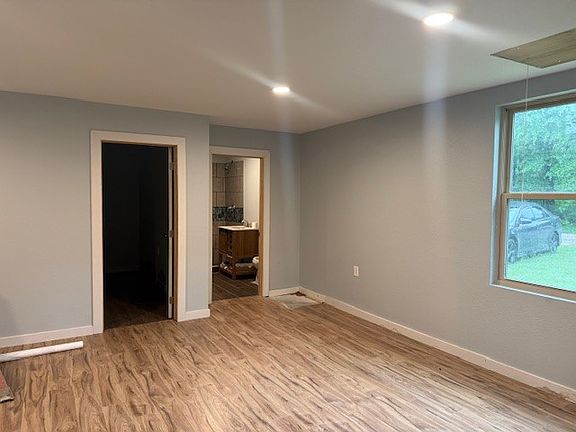 3rd image of 104 N Oak Tree Rd