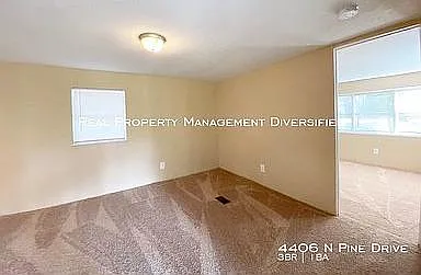 4406 N Pine Dr — Photo 9