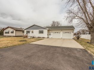 703 E Maple St, Parkston, SD 57366