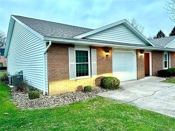 3rd image of 1123 Hillcrest Dr