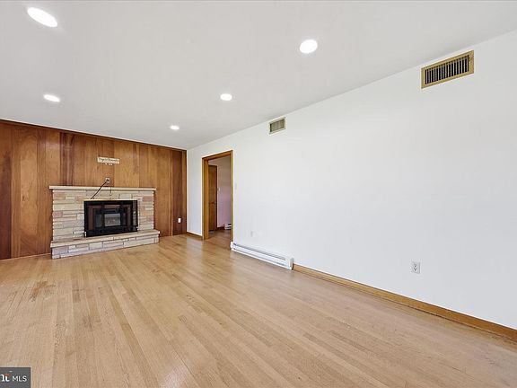 4th image of 216 Jackson Ave