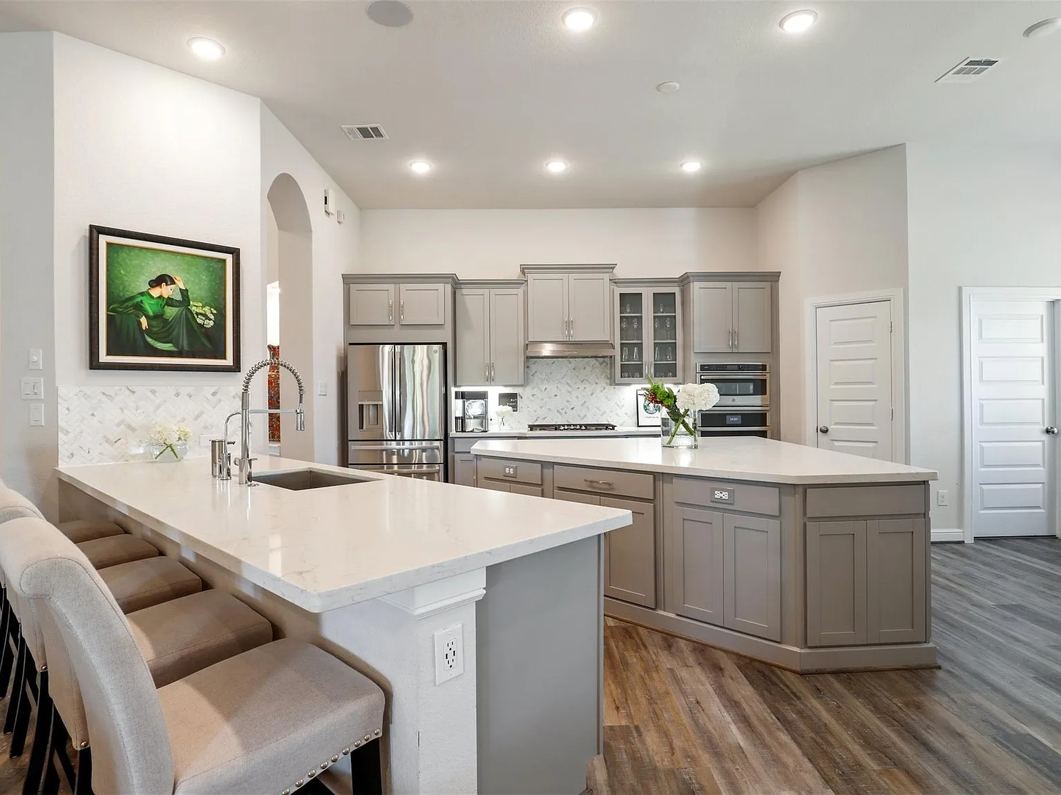 5 bed, 4.0 bath, 3443 sqft, $5,000 — Photo 2