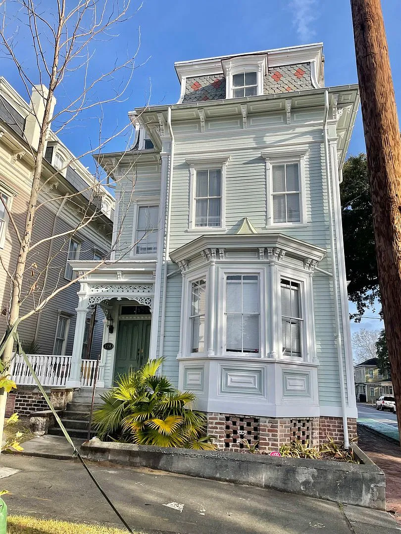228 E Henry — Photo 1