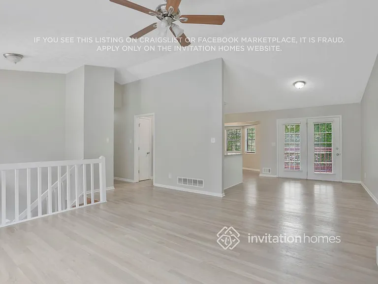 724 Pepperwood Ln — Photo 2