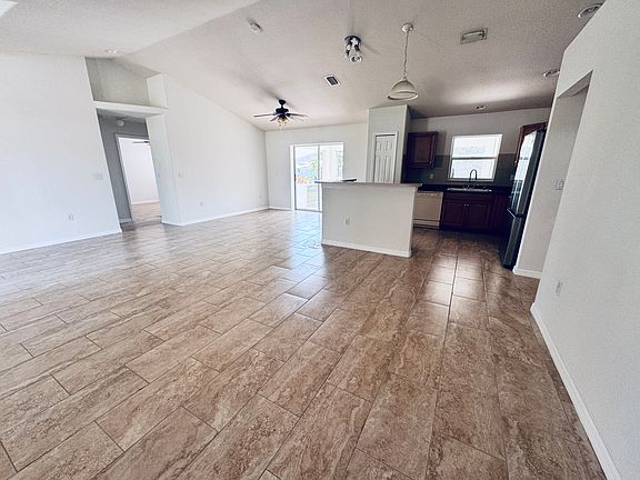 3rd image of 634 SE 9th Ave
