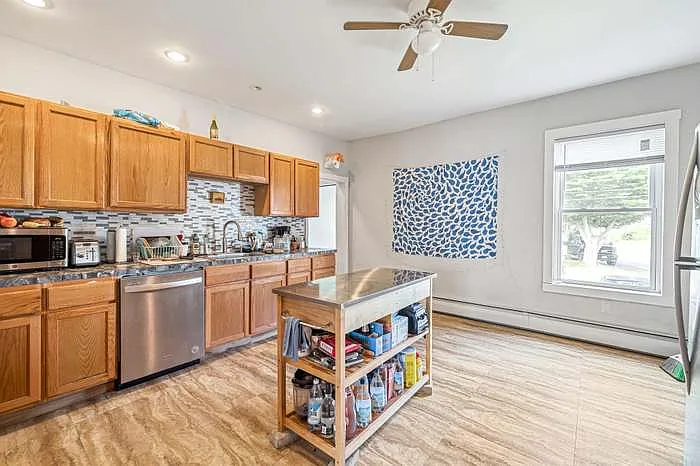 3 bed, 1200 sqft, $2,400 — Photo 3