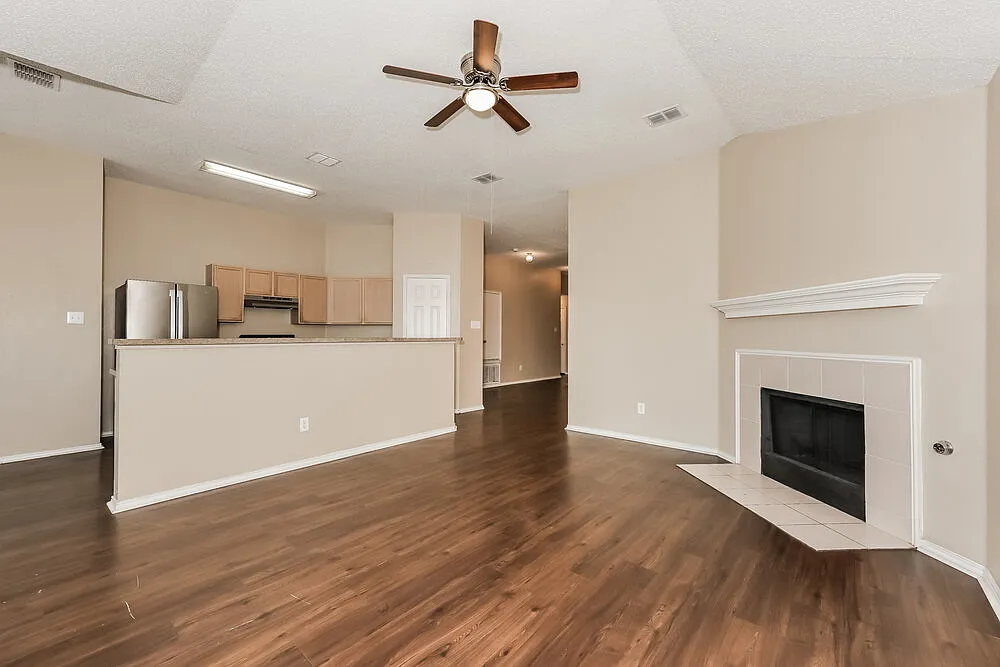 4 bed, 2.0 bath, 1763 sqft, $1,905 — Photo 4