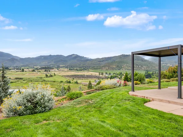 825 Amerman Dr, Phoenix, OR 97535