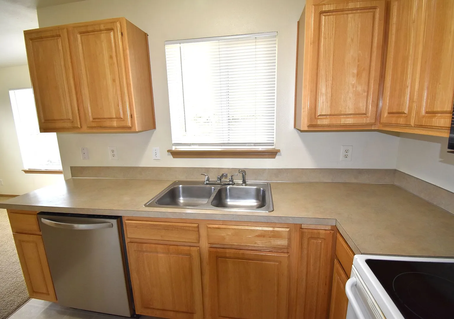 Spacious corner lot Townhome — Photo 3