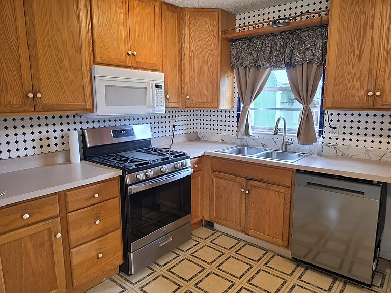 1531 Lake Clay Dr — Photo 6