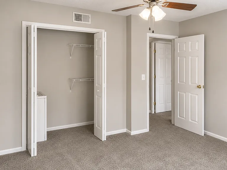 Roanoke Court Apartments — Photo 20