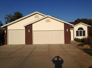 62 Captain Leach Dr, Mandan, ND 58554