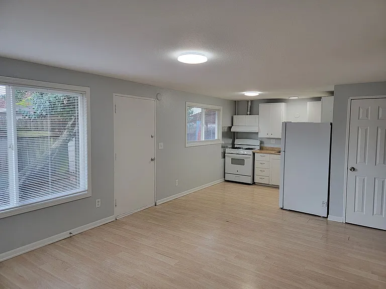 350 SE Lilly Ave — Photo 3