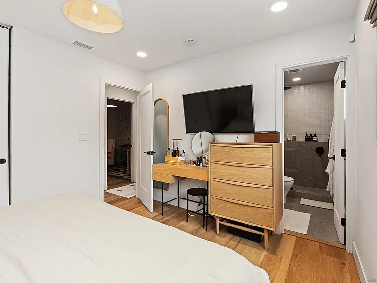 2068 Montclair St — Photo 19