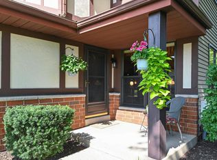 8820 W Knoll Ct, Franklin, WI 53132