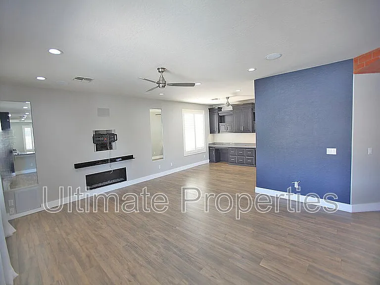 7236 W Avenida Del Rey — Photo 7
