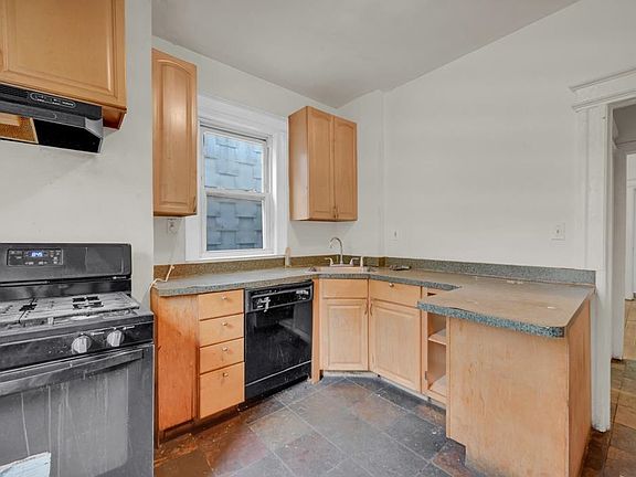 5th image of 8 Romaine Ave