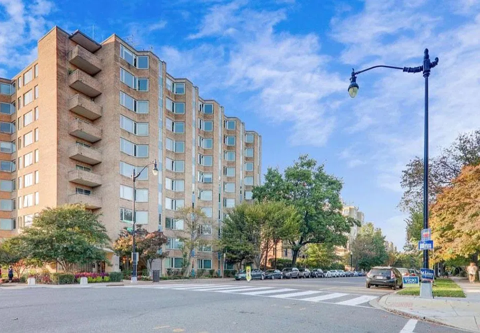 2800 Wisconsin Ave NW #402