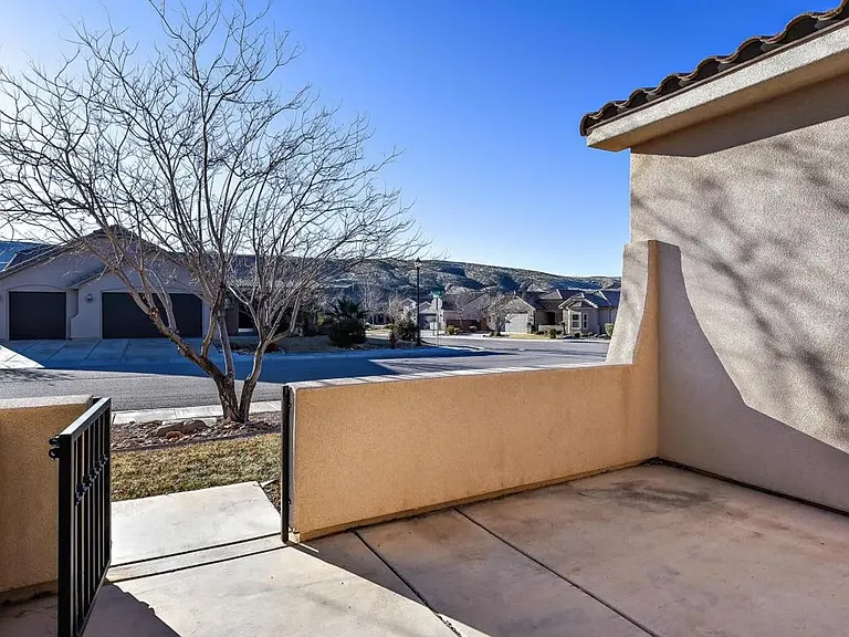 355 E Munich Dr — Photo 5