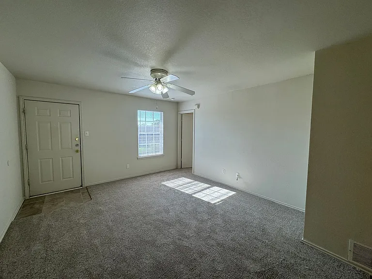 413 Creek St — Photo 3