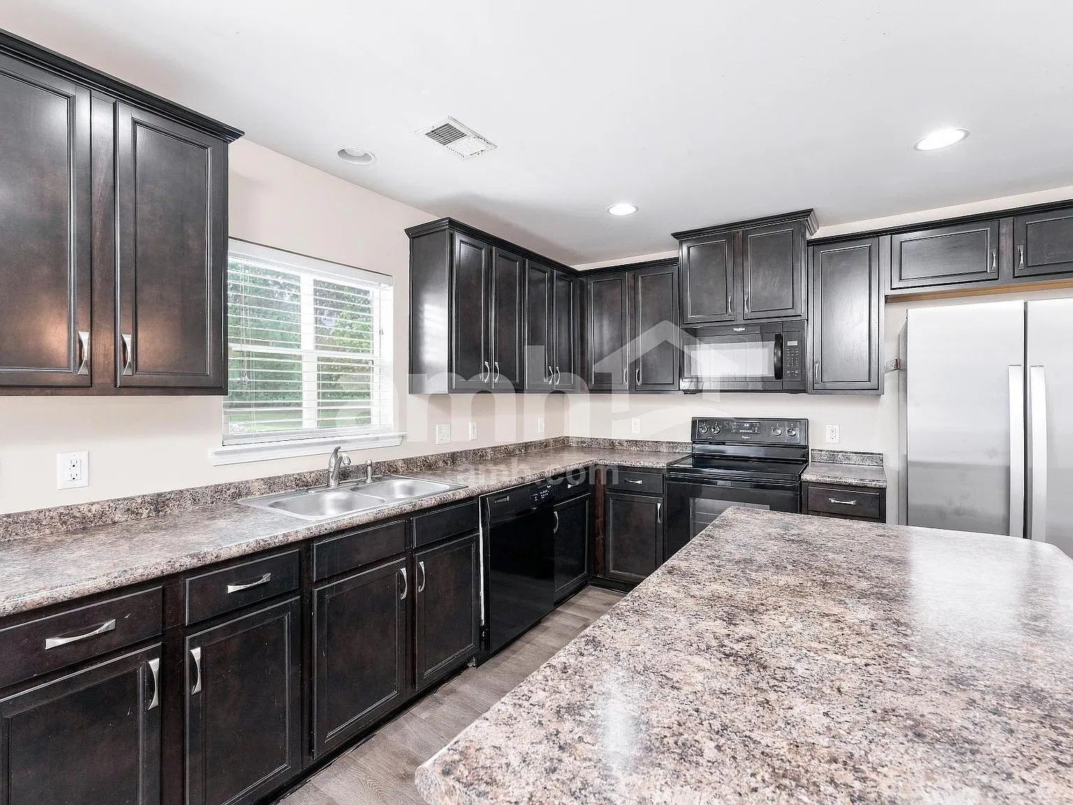 4 bed, 2.5 bath, 1924 sqft, $2,315 — Photo 4