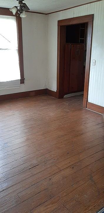 2nd image of 215 S 6th St