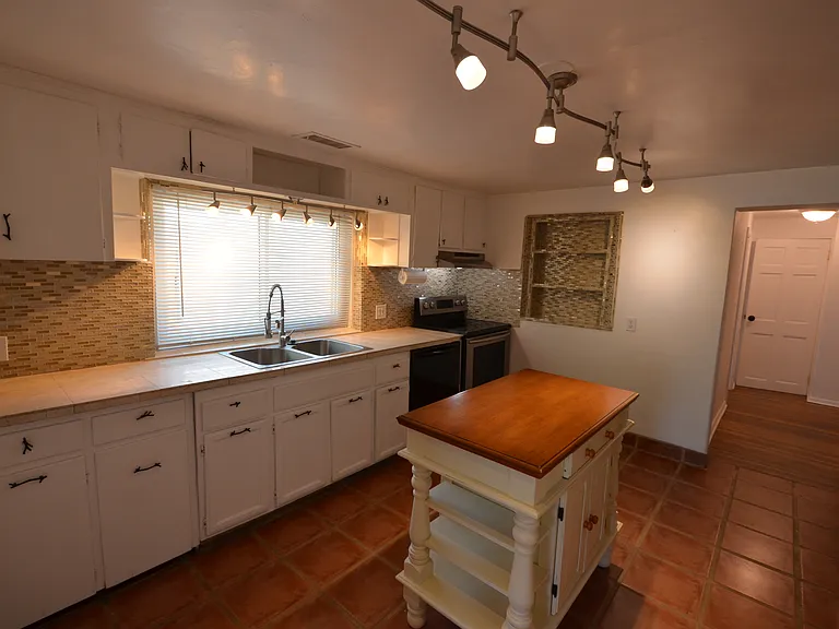 303 Villeros St — Photo 24