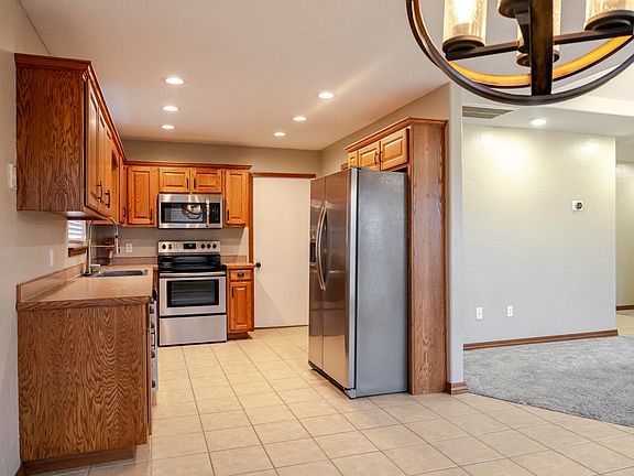 3rd image of 407 Haylee Court
